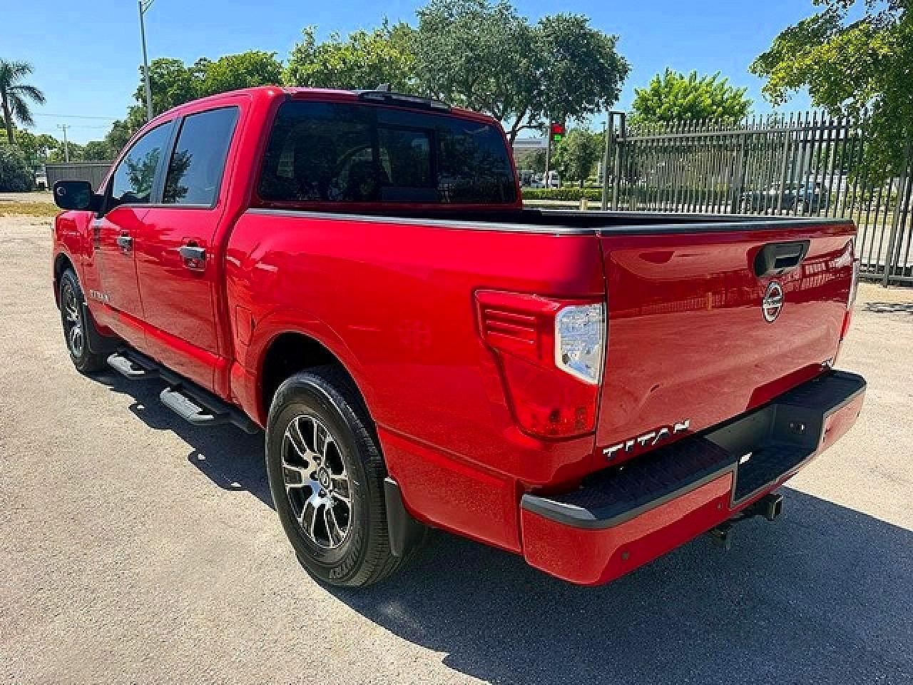 2022 Nissan Titan Sv - zdjęcie 2