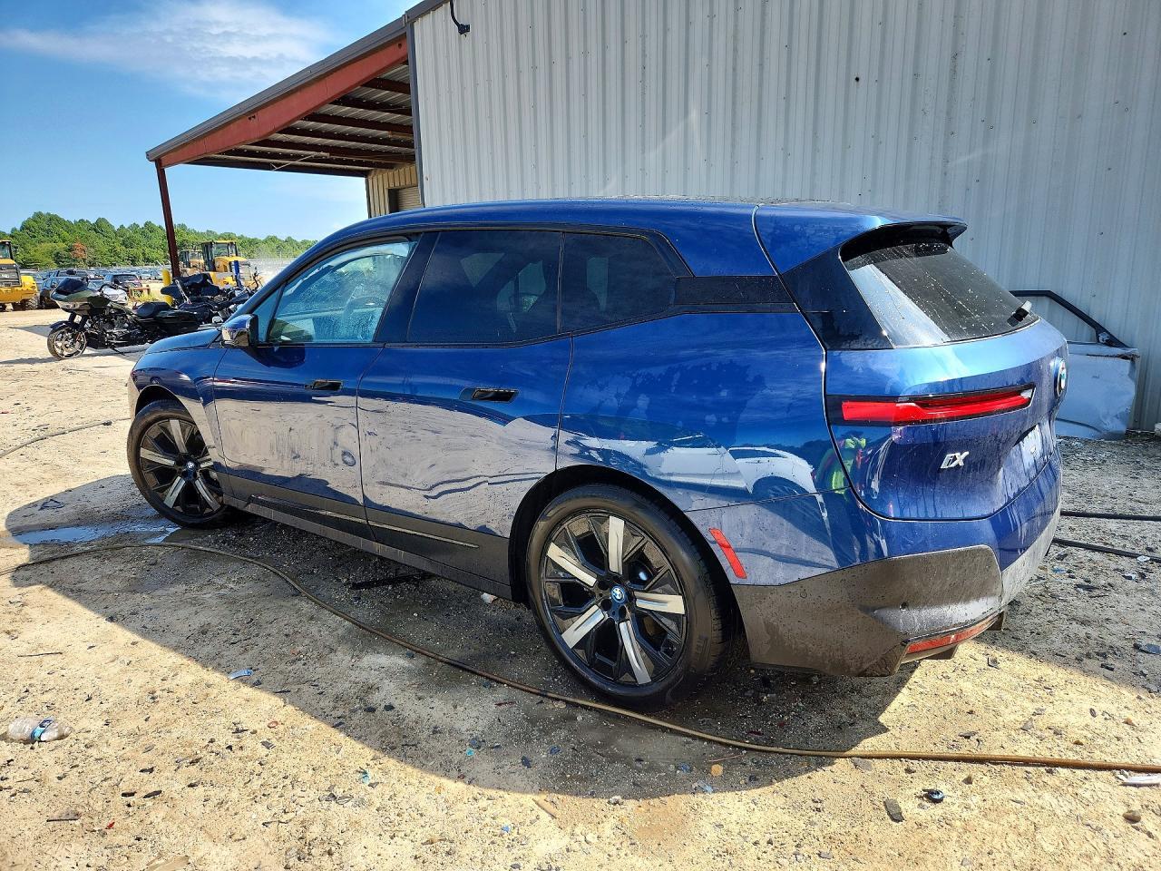 2022 BMW Ix xDrive50 - zdjęcie 2