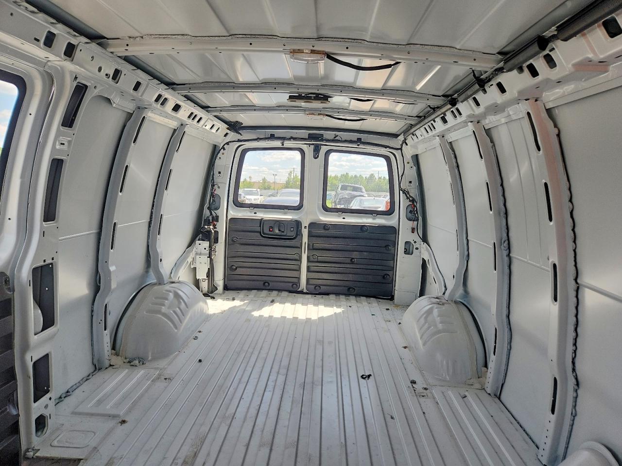 2025 Chevrolet Express G3500 - zdjęcie 10