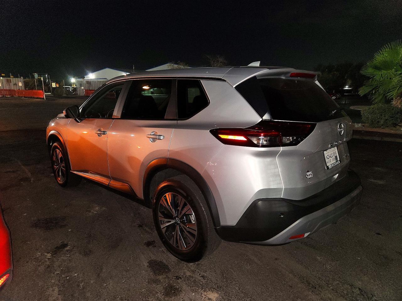 2023 Nissan Rogue Sv - zdjęcie 2