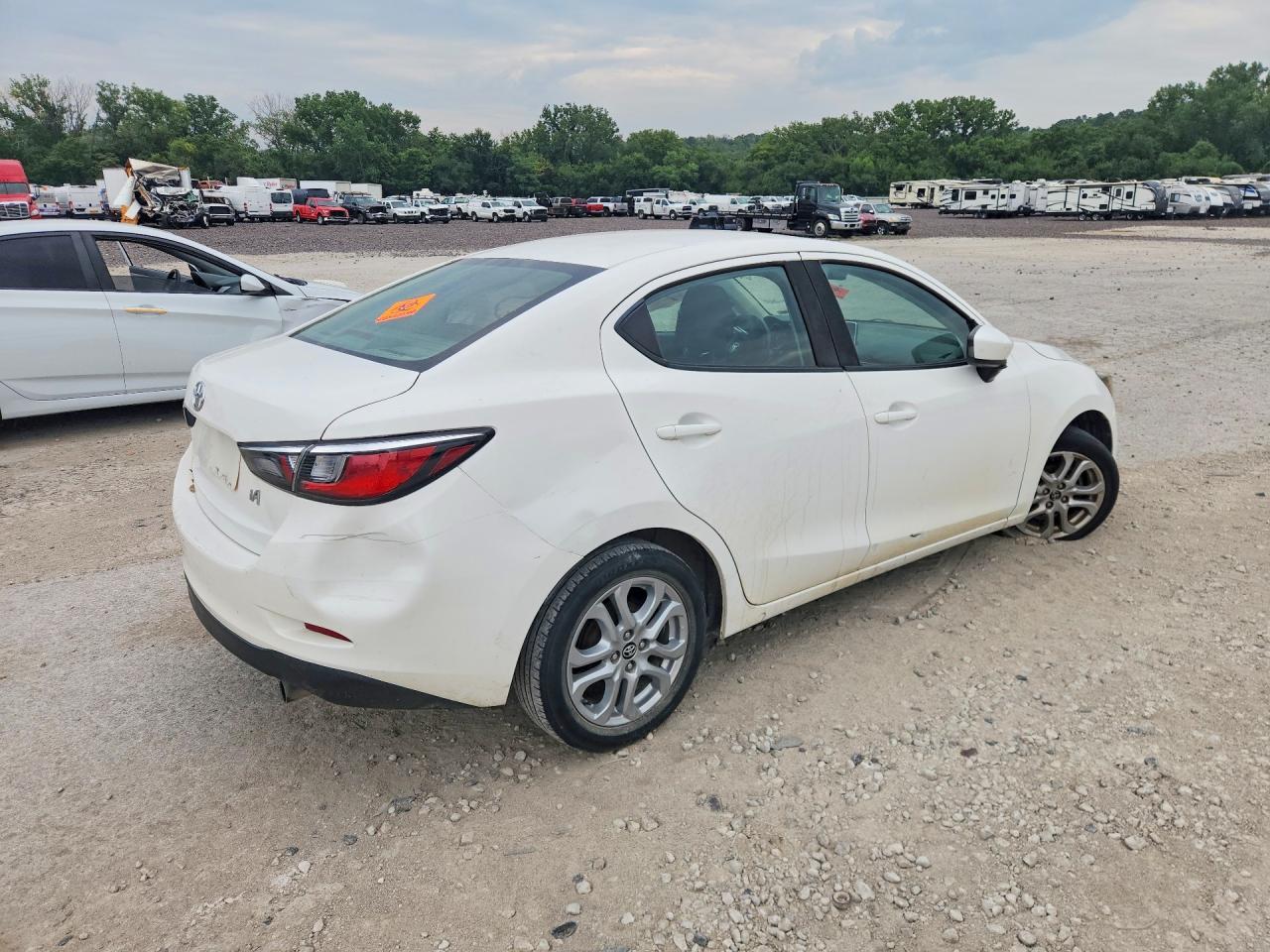 2018 Toyota Yaris Ia Base - zdjęcie 3