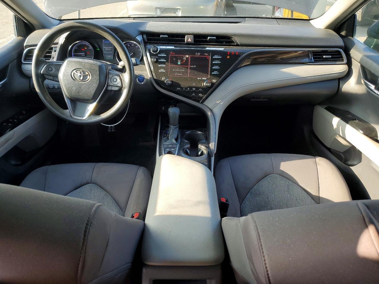 2020 Toyota Camry Le - zdjęcie 8