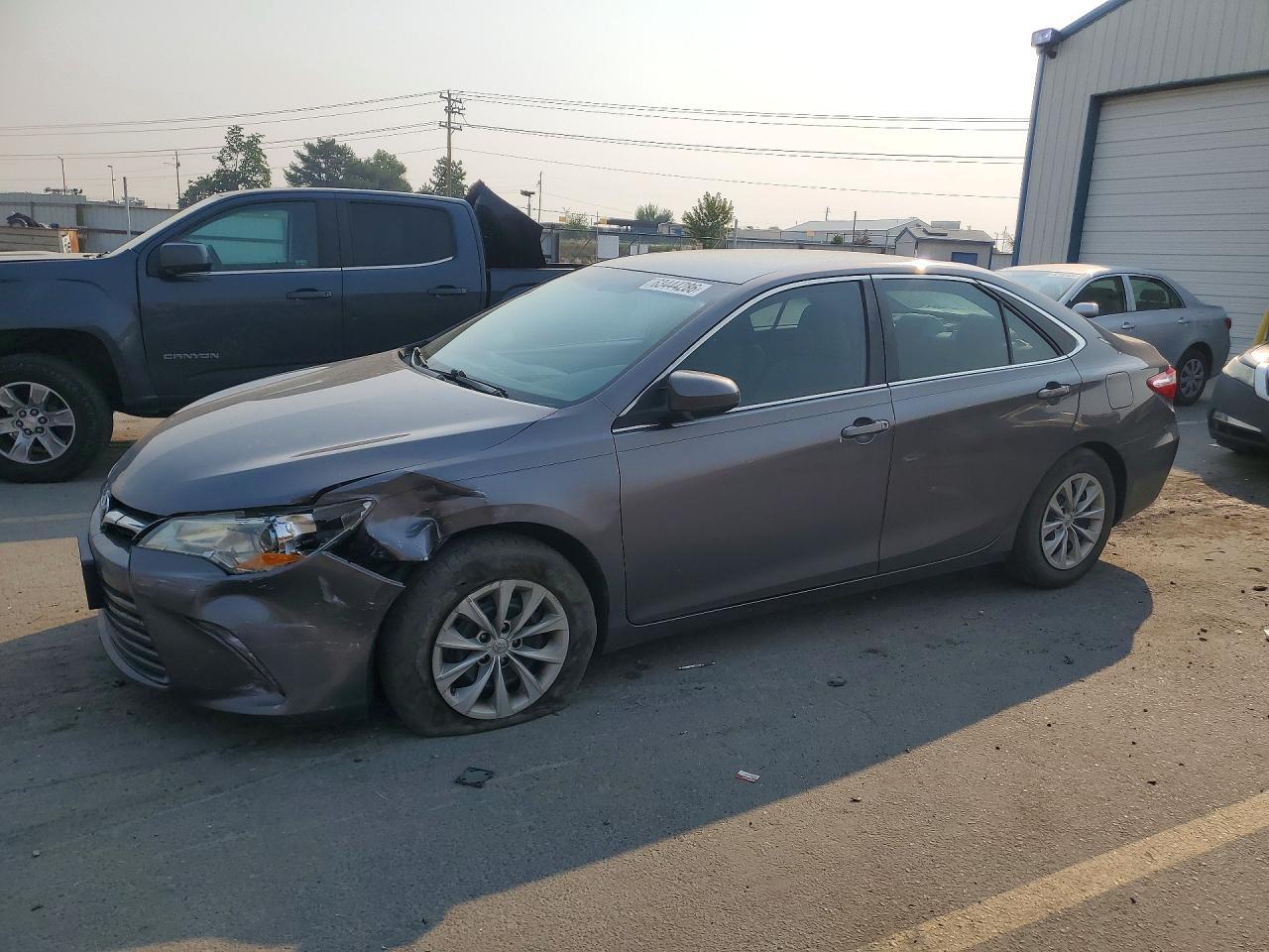2016 Toyota Camry Le - zdjęcie główne