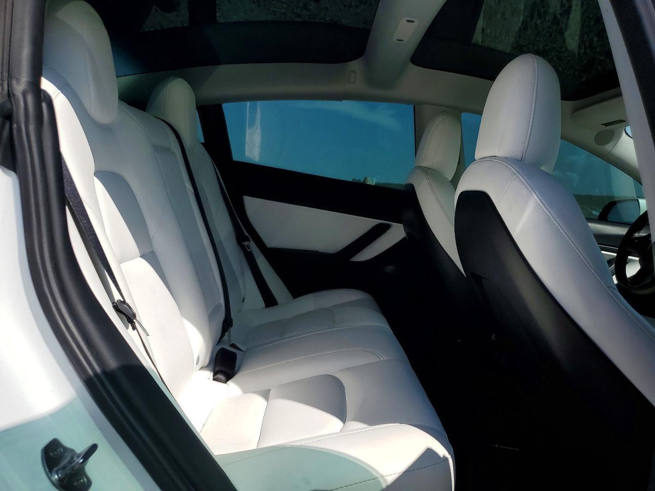 2021 Tesla Model 3 - zdjęcie 10