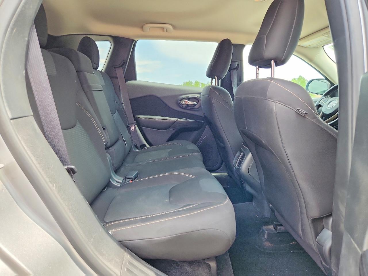 2016 Jeep Cherokee Latitude - zdjęcie 11