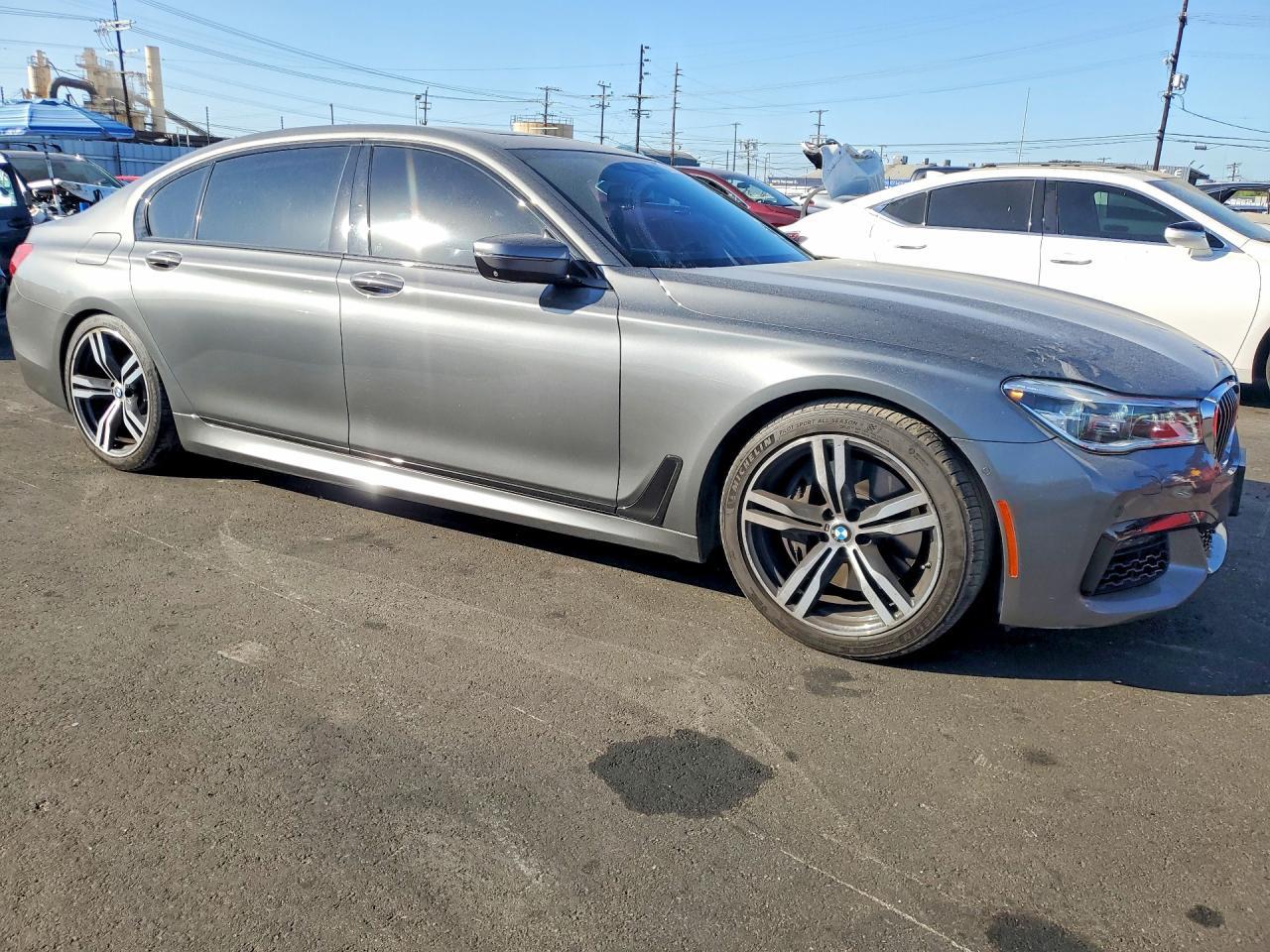 2016 BMW Seria 7 750i - zdjęcie 4