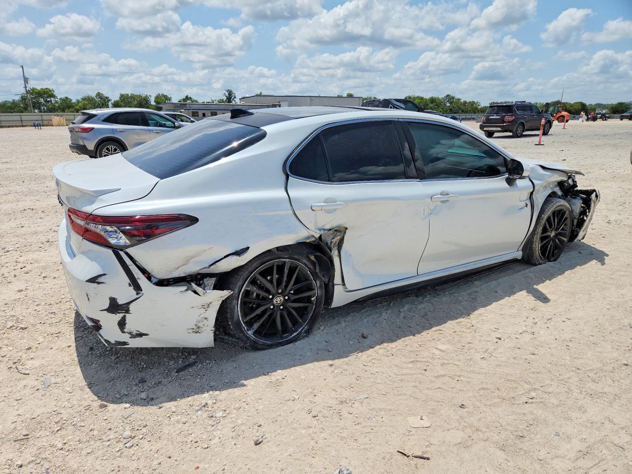 2021 Toyota Camry Xse - zdjęcie 3