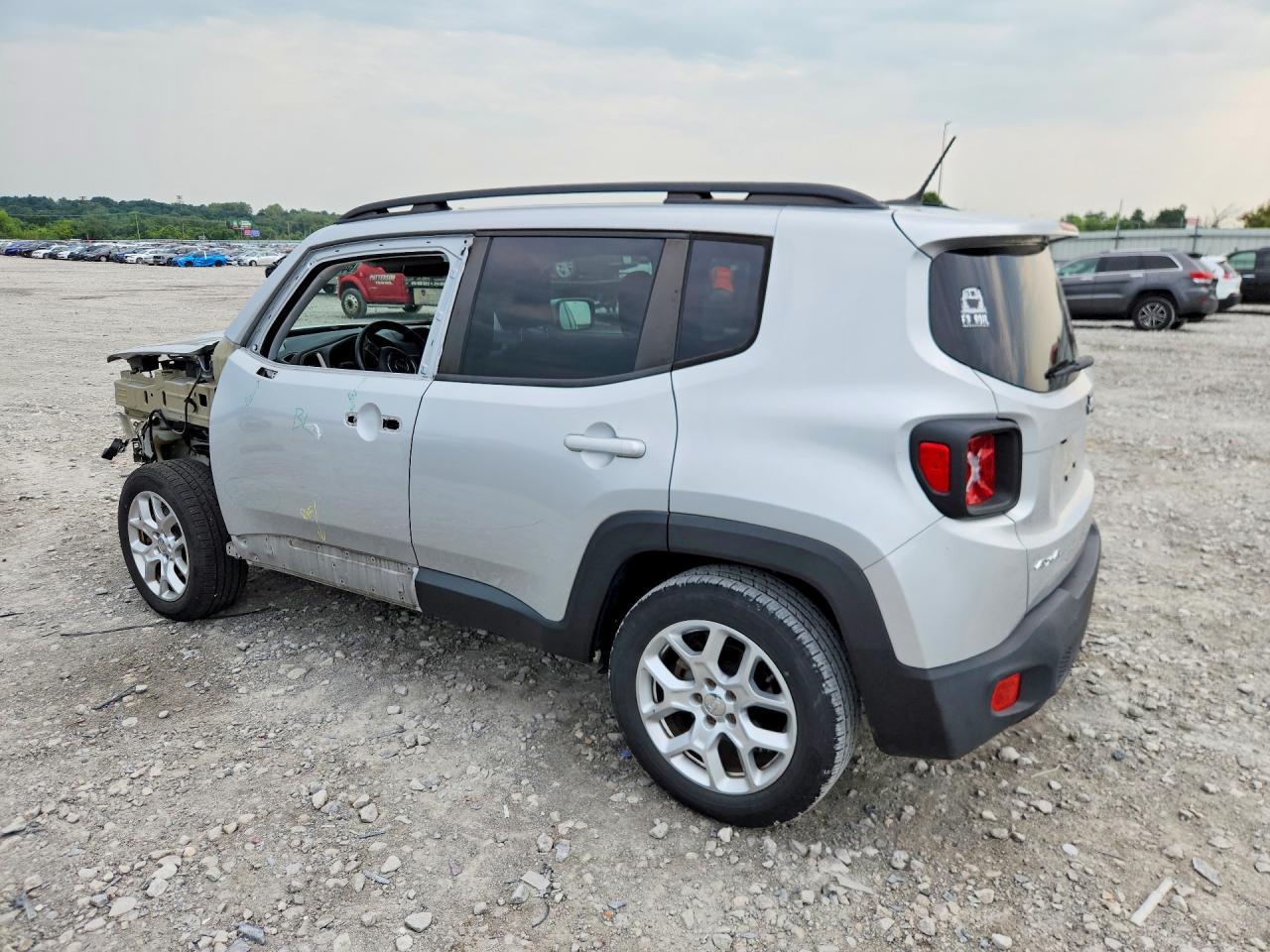 2015 Jeep Renegade Latitude - zdjęcie 2