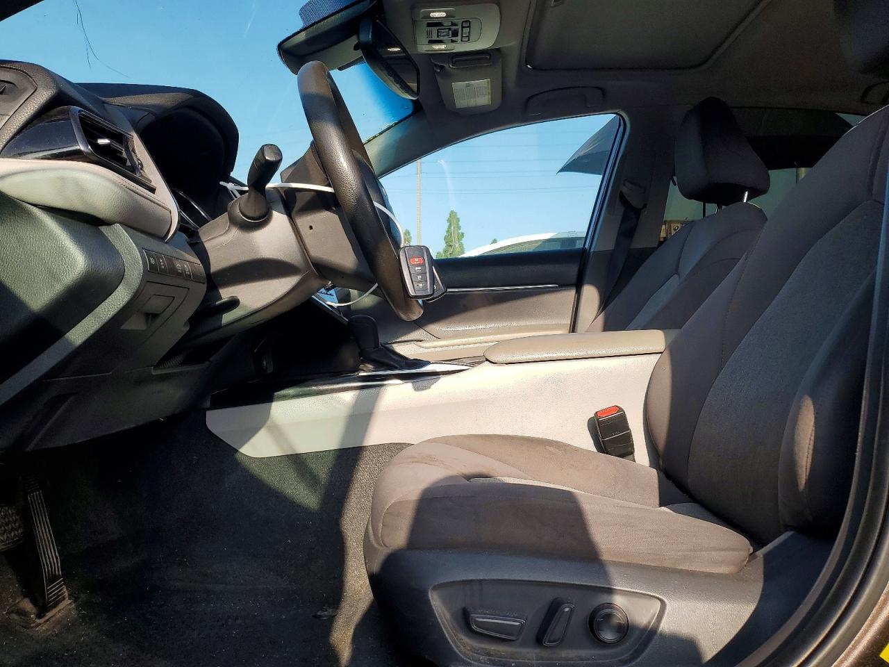 2020 Toyota Camry Le - zdjęcie 7