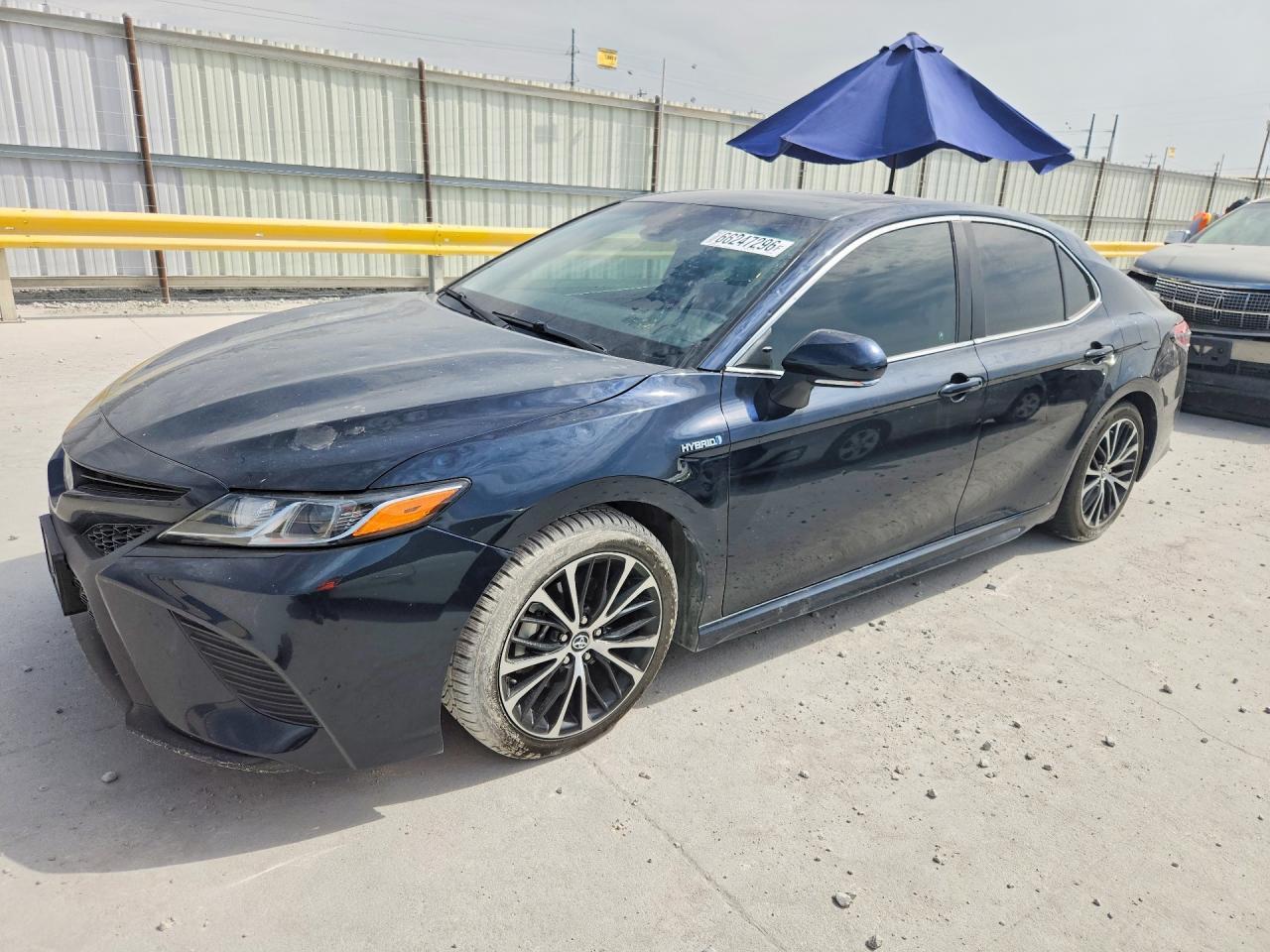 2019 Toyota Camry Hybrid Se - zdjęcie główne