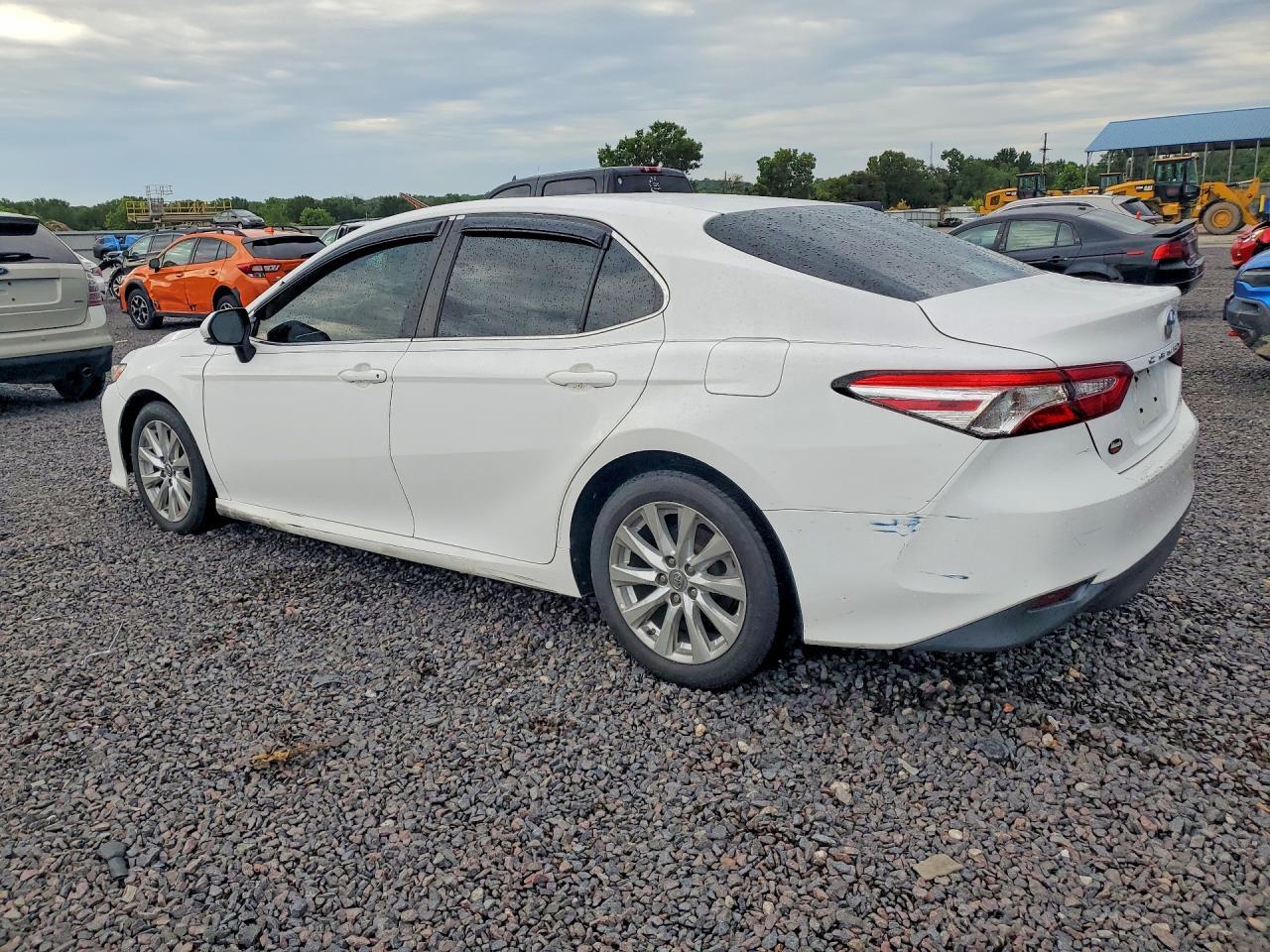 2018 Toyota Camry Le - zdjęcie 2