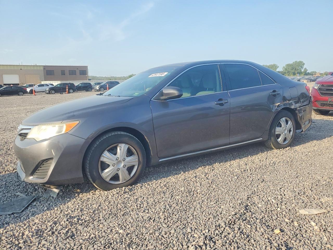 2014 Toyota Camry Le - zdjęcie główne