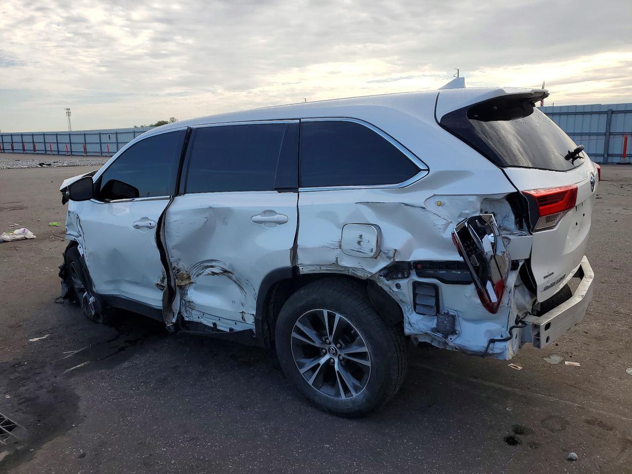2019 Toyota Highlander Le Plus - zdjęcie 2