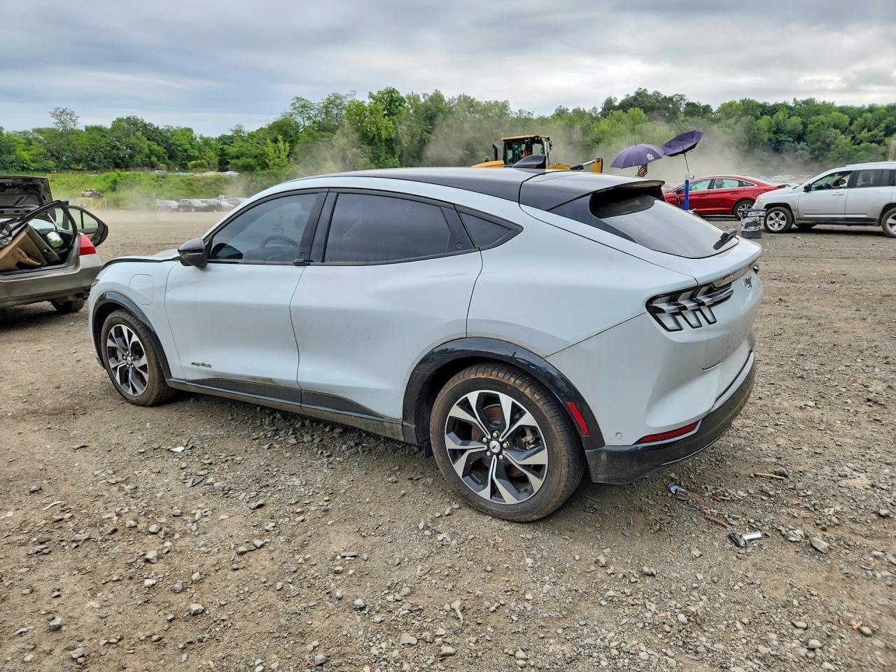 2021 Ford Mustang Mach-E Premium - zdjęcie 2