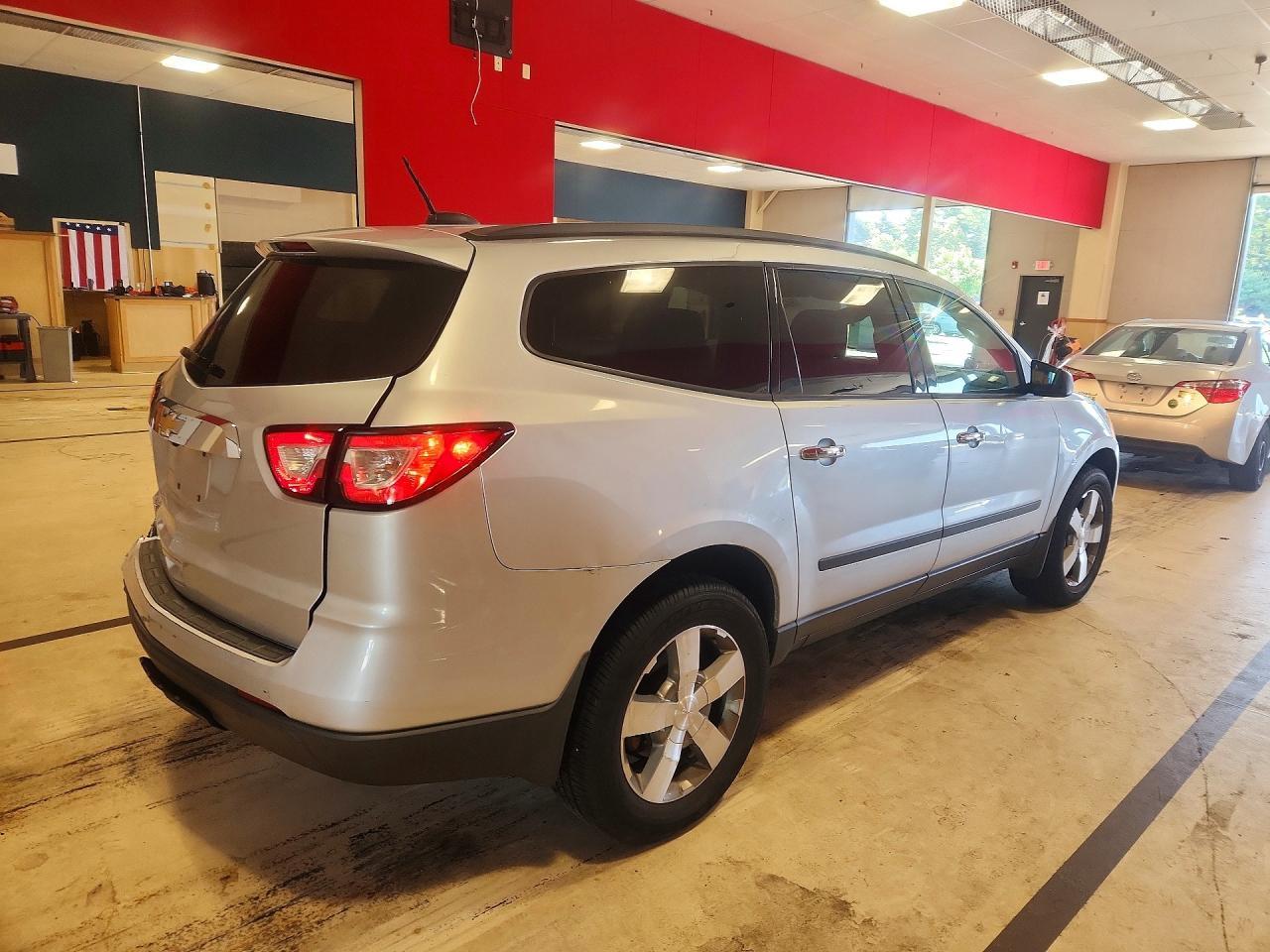 2017 Chevrolet Traverse Ls - zdjęcie 3