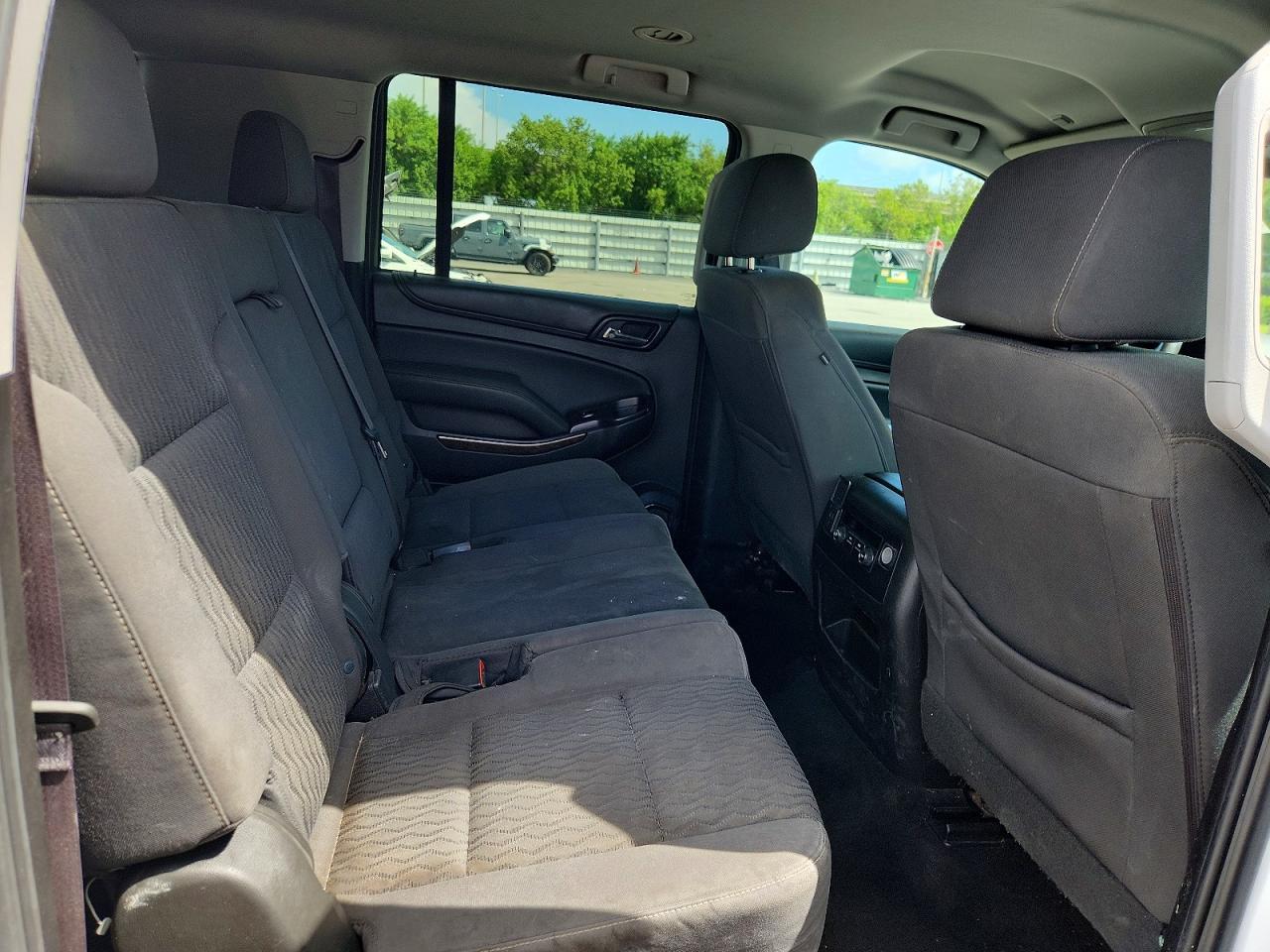 2016 Chevrolet Suburban C1500 Ls - zdjęcie 11