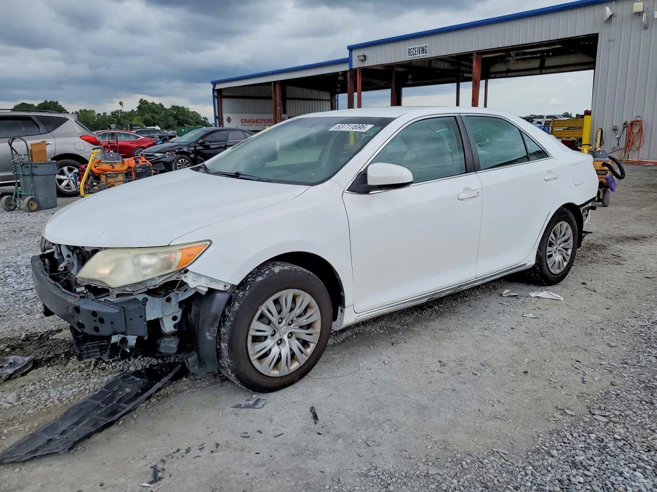 2014 Toyota Camry Le - zdjęcie główne