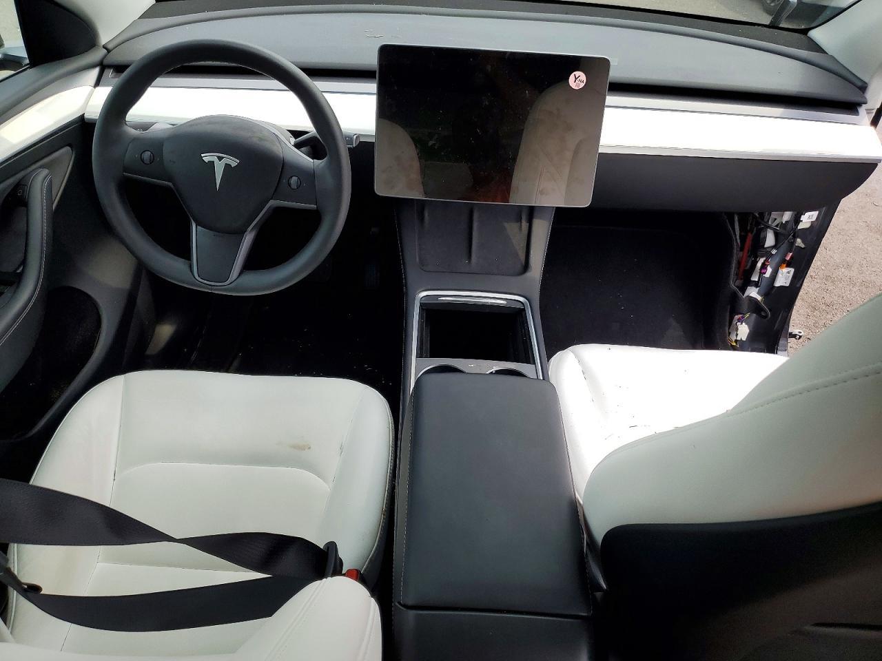 2025 Tesla Model Y - zdjęcie 8