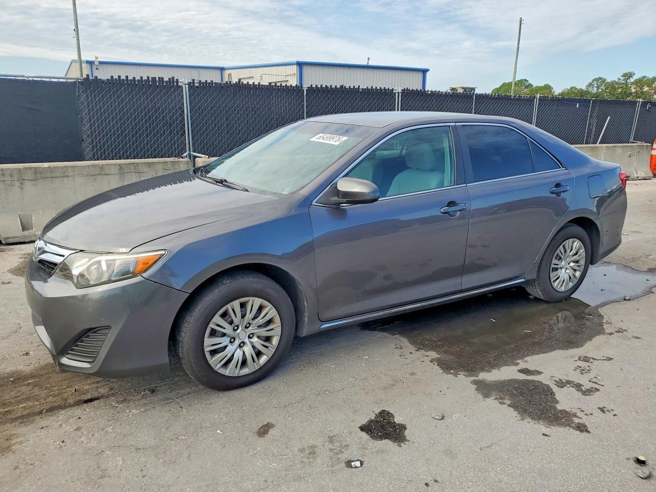 2014 Toyota Camry Le - zdjęcie główne