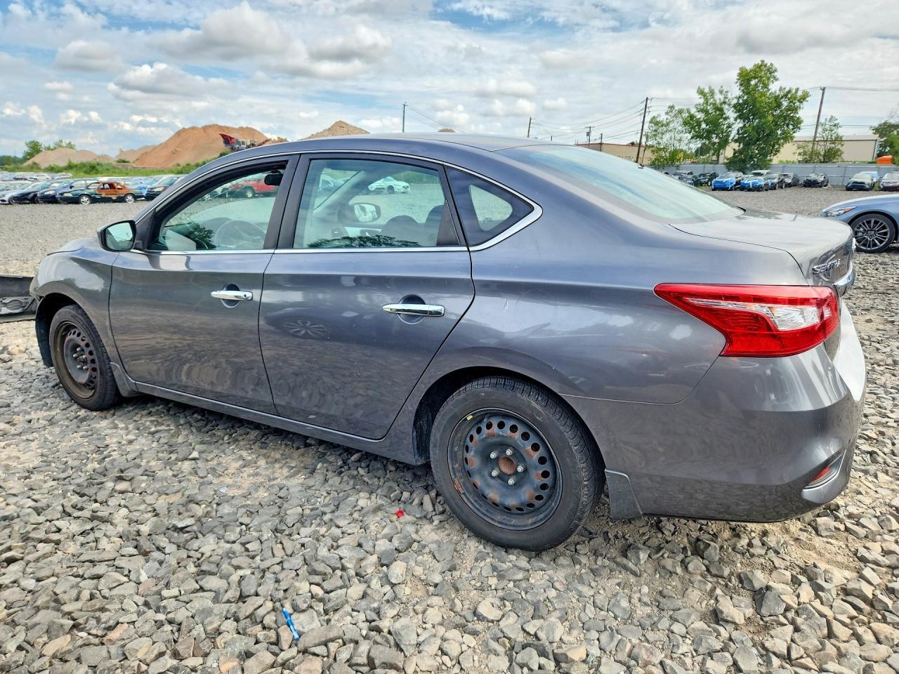 2019 Nissan Sentra S - zdjęcie 2
