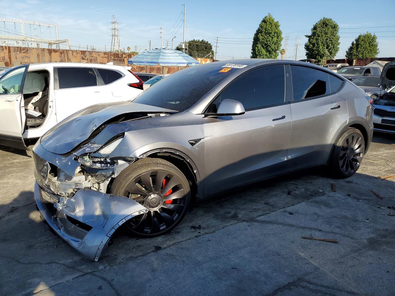 2025 Tesla Model Y - zdjęcie główne