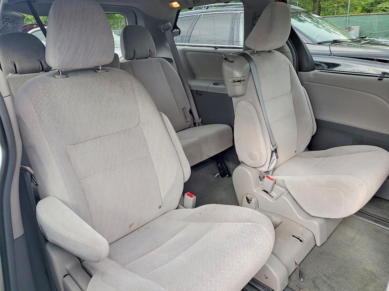 2016 Toyota Sienna Le - zdjęcie 11