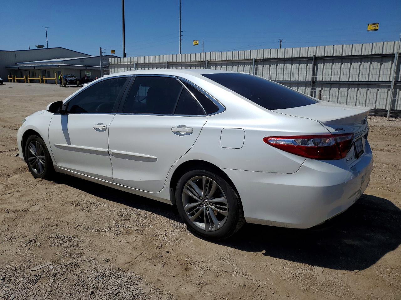 2017 Toyota Camry Le - zdjęcie 2