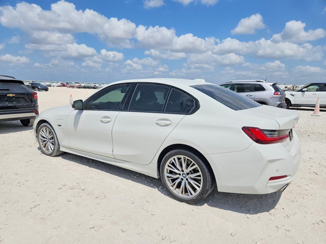 2023 BMW 330E - zdjęcie 2