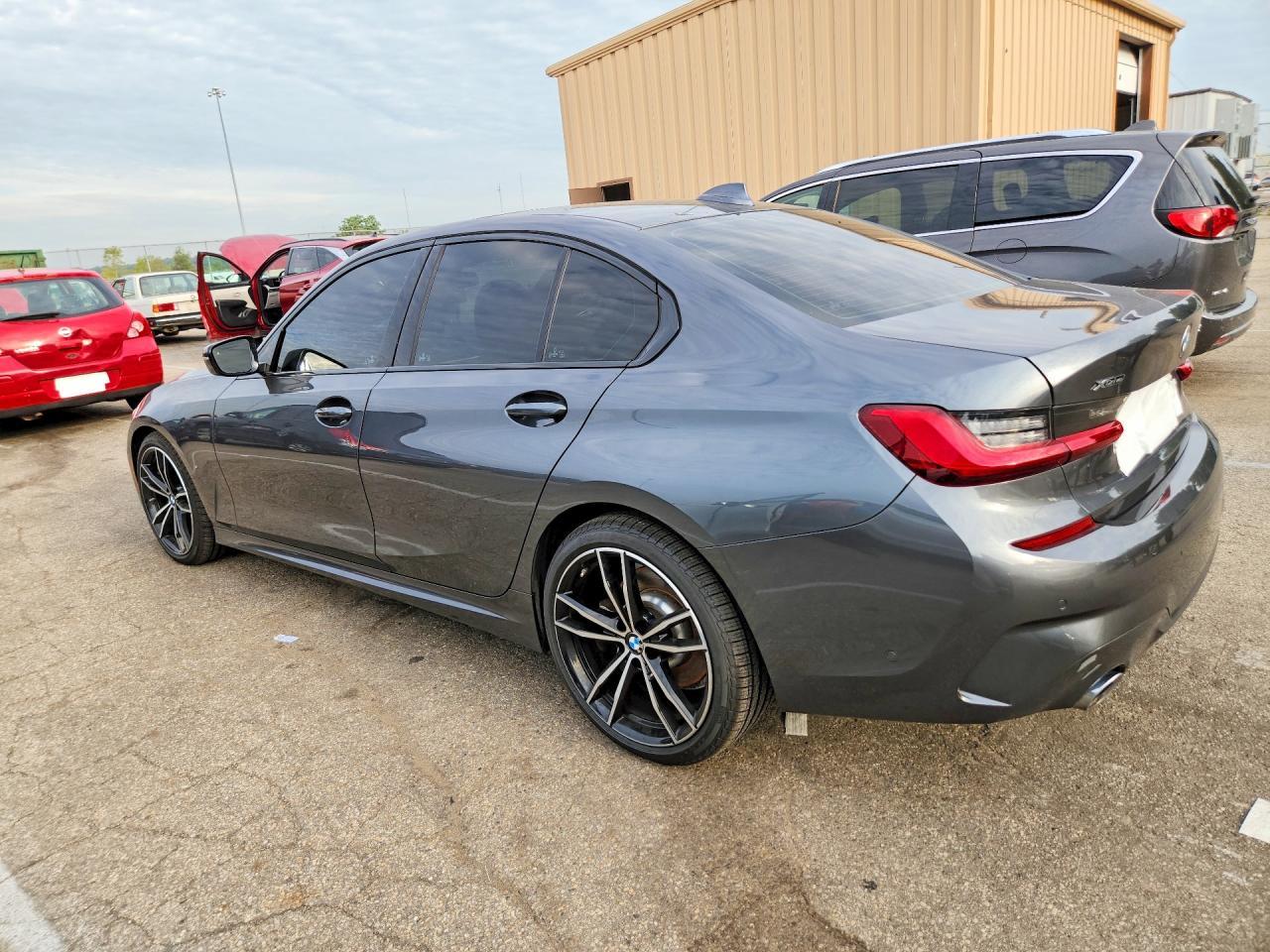 2019 BMW Seria 3 330i - zdjęcie 2