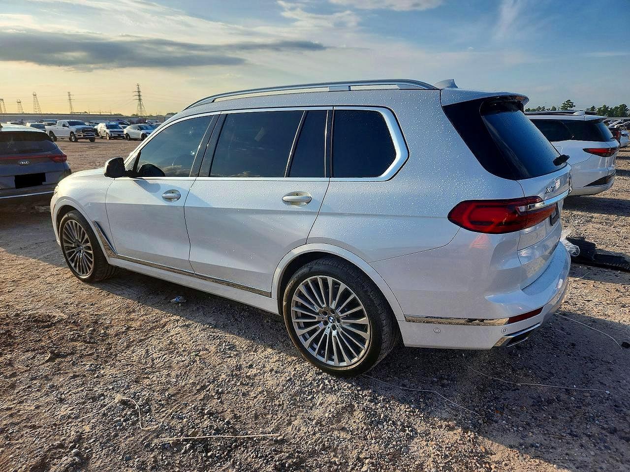 2021 BMW X7 xDrive40I - zdjęcie 2