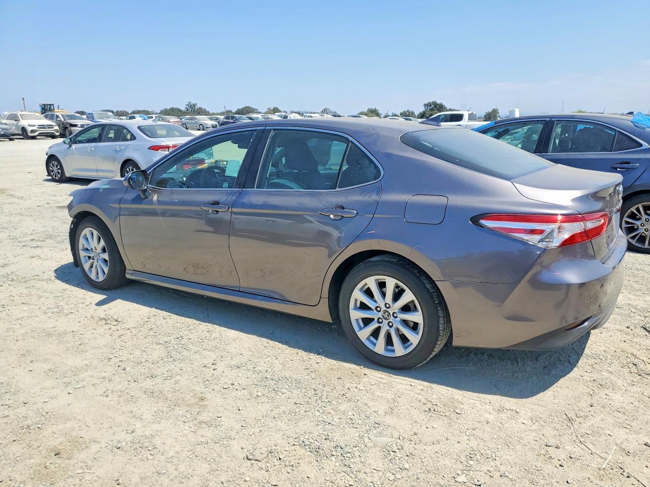 2019 Toyota Camry Le - zdjęcie 2