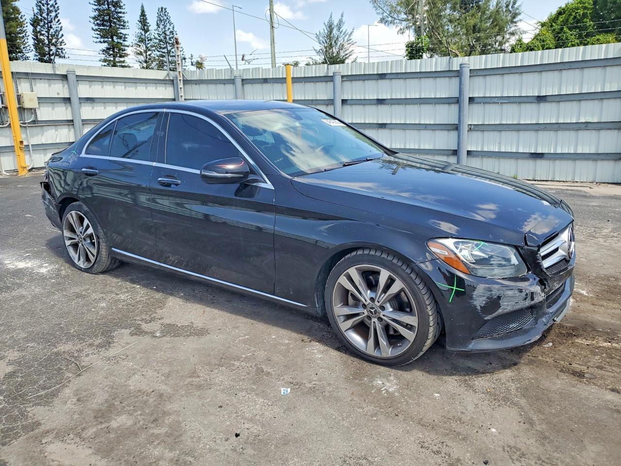 2017 Mercedes-Benz C 300 - zdjęcie 4