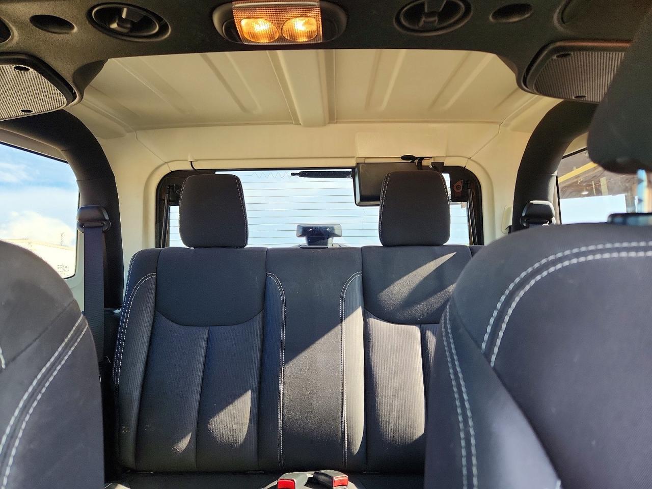 2015 Jeep Wrangler Sahara - zdjęcie 10