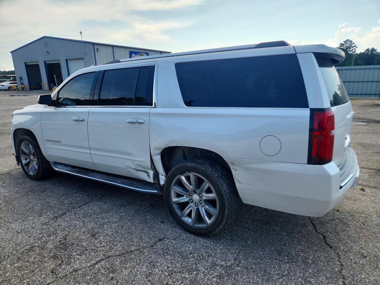 2019 Chevrolet Suburban C1500 Premier - zdjęcie 2