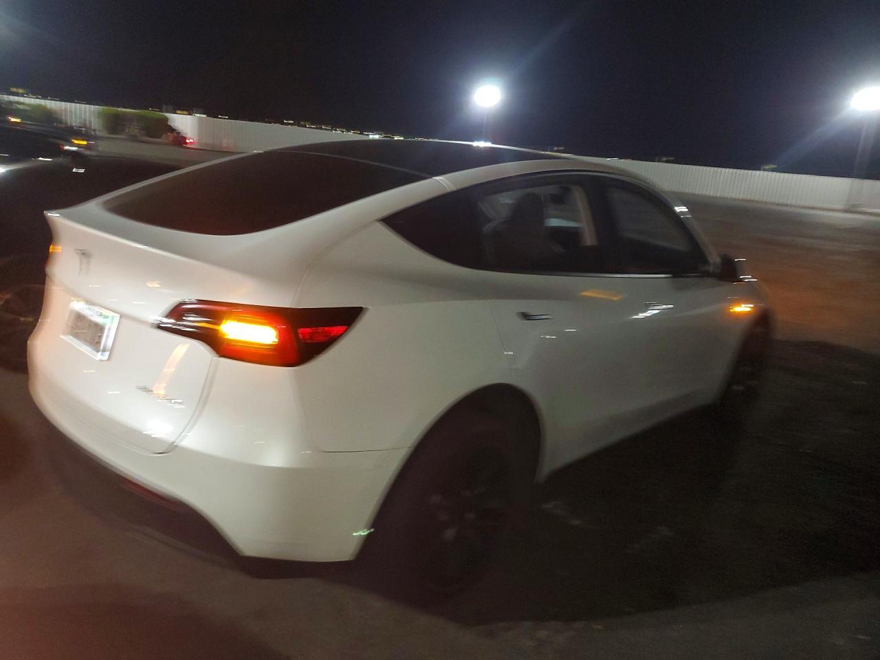 2024 Tesla Model Y - zdjęcie 3