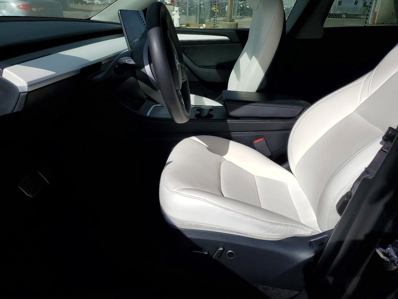 2024 Tesla Model Y - zdjęcie 7