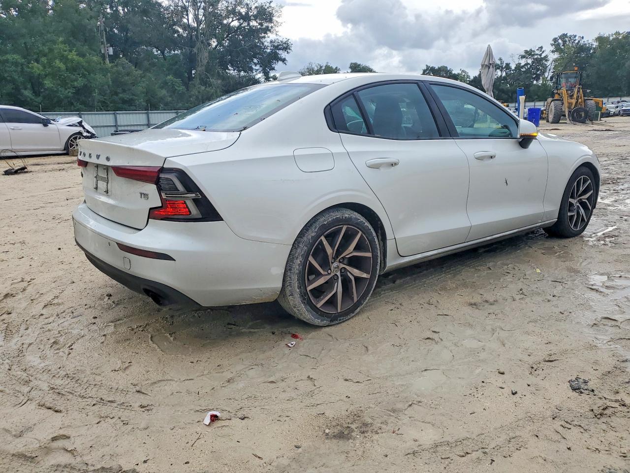 2020 Volvo S60 T5 Momentum - zdjęcie 3