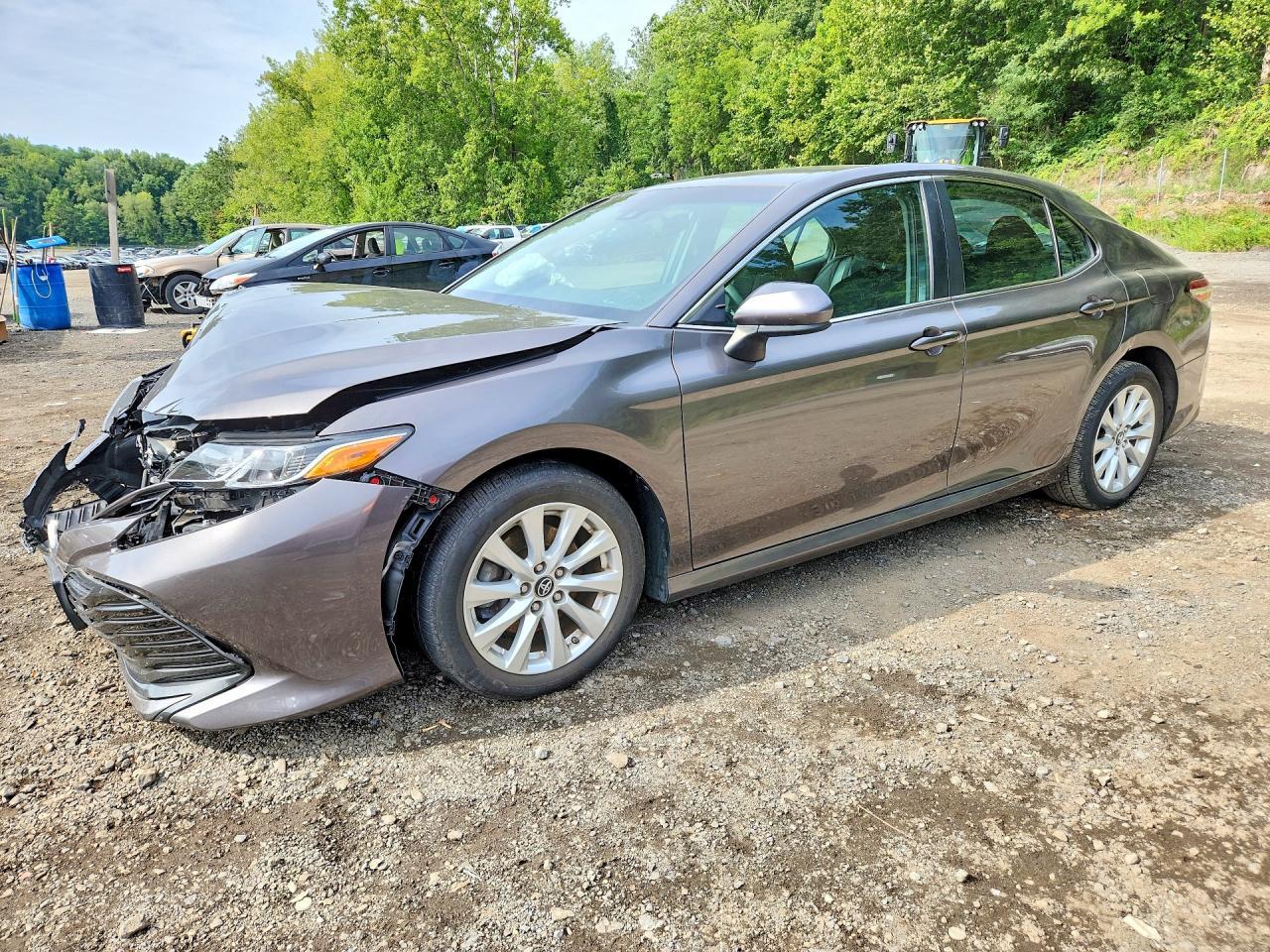 2018 Toyota Camry Le - zdjęcie główne