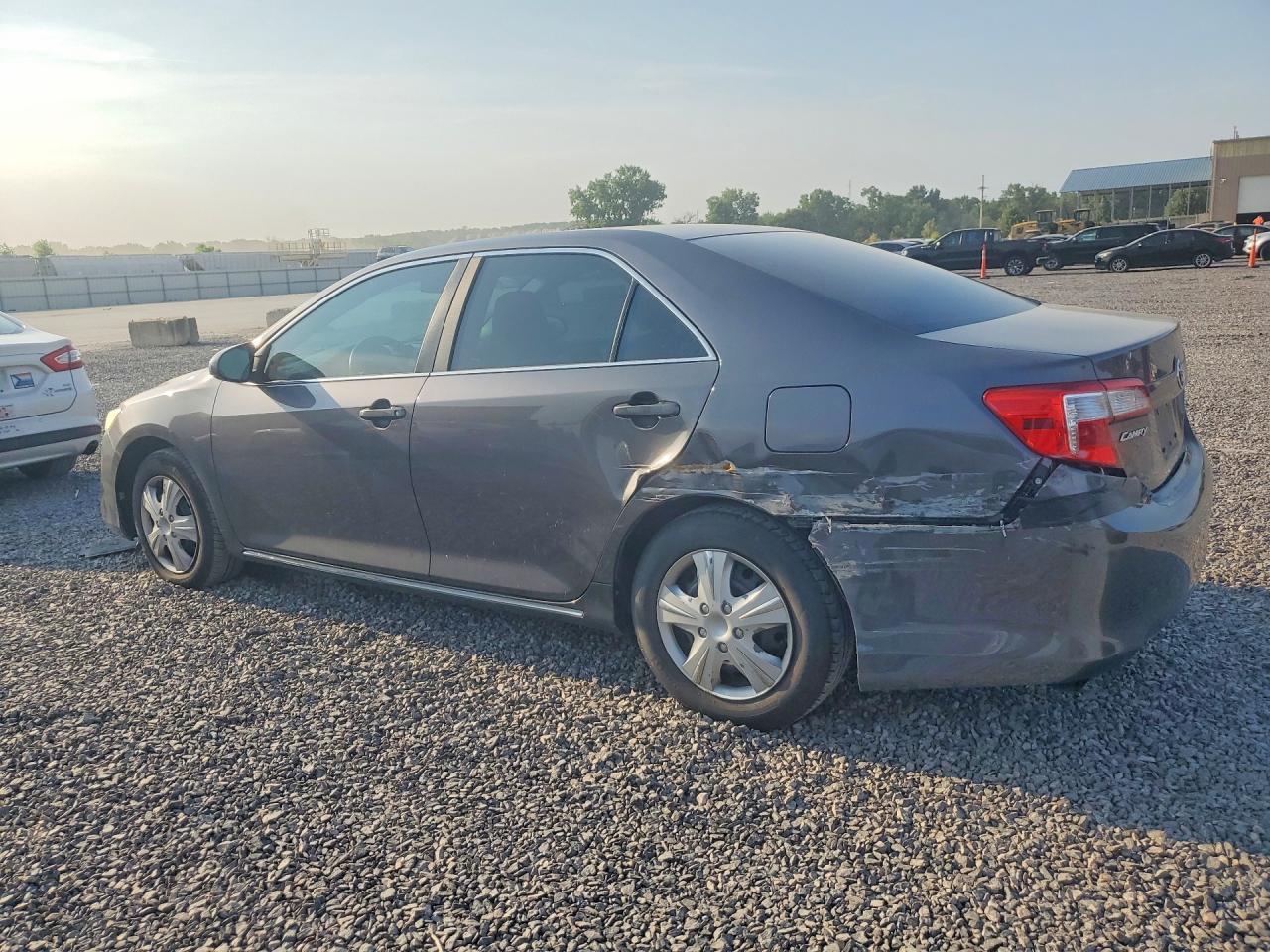 2014 Toyota Camry Le - zdjęcie 2