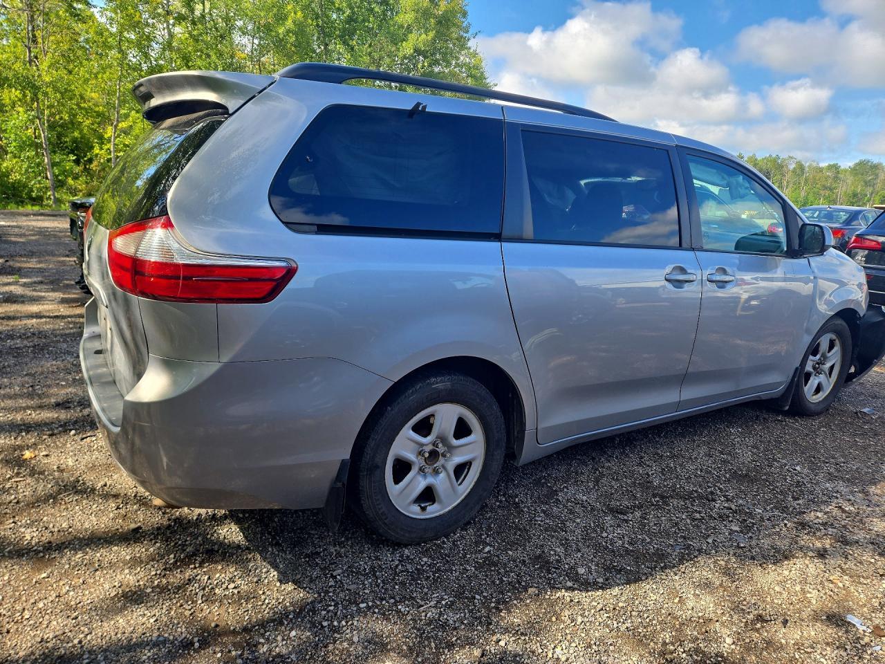 2015 Toyota Sienna Le - zdjęcie 3