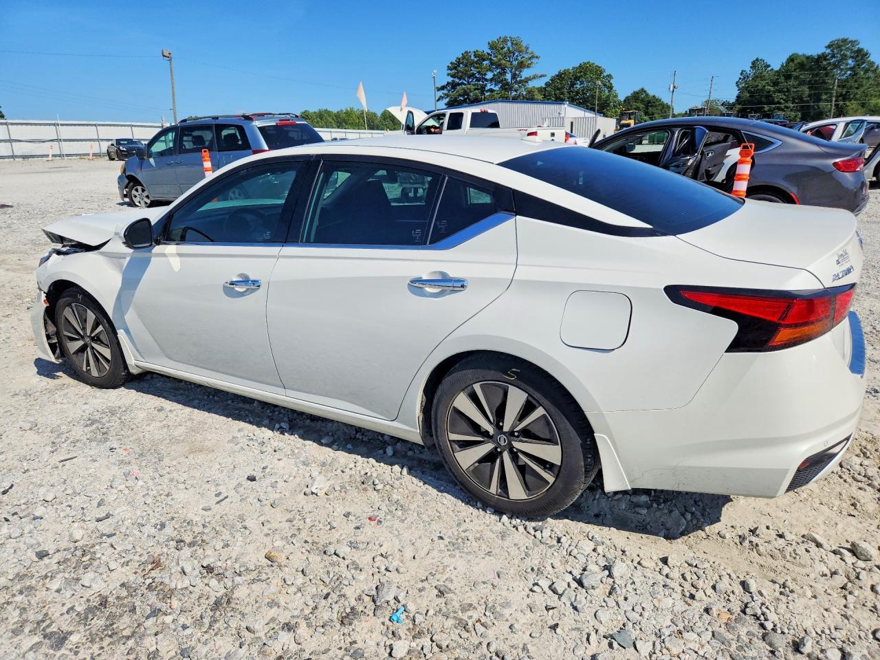2022 Nissan Altima Sl - zdjęcie 2