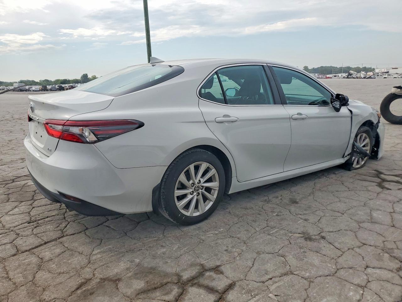 2022 Toyota Camry Le - zdjęcie 3