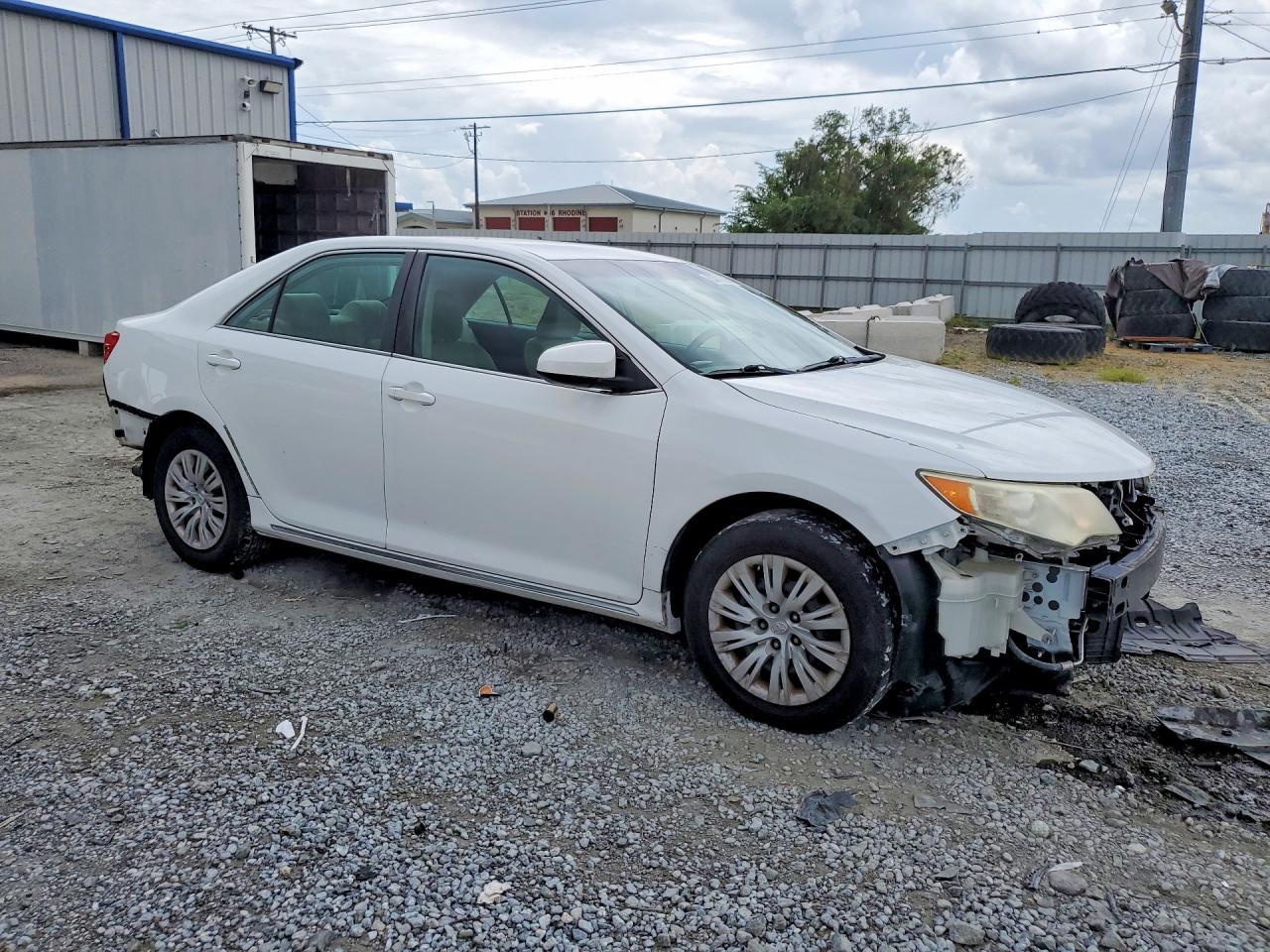 2014 Toyota Camry Le - zdjęcie 4