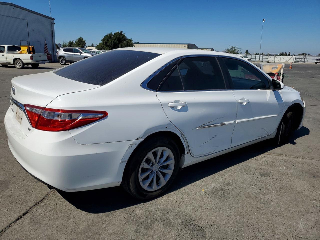2016 Toyota Camry Le - zdjęcie 3