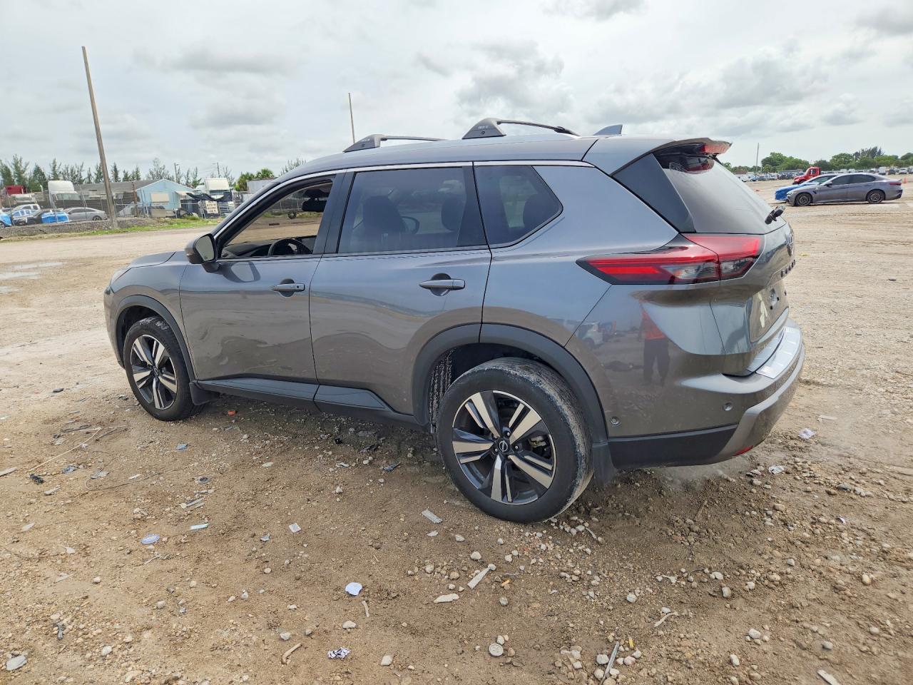 2024 Nissan Rogue Sl - zdjęcie 2