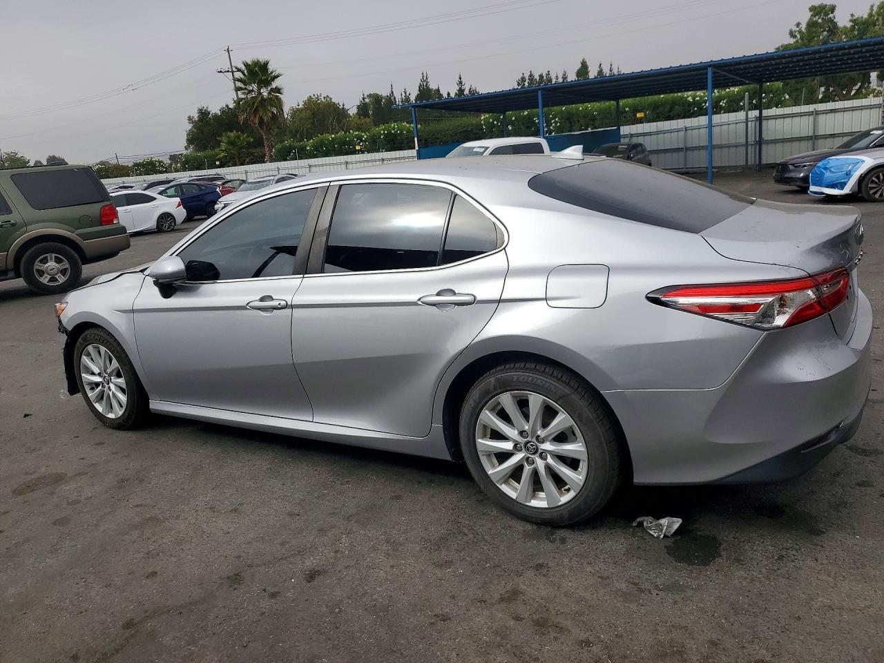 2020 Toyota Camry Le - zdjęcie 2