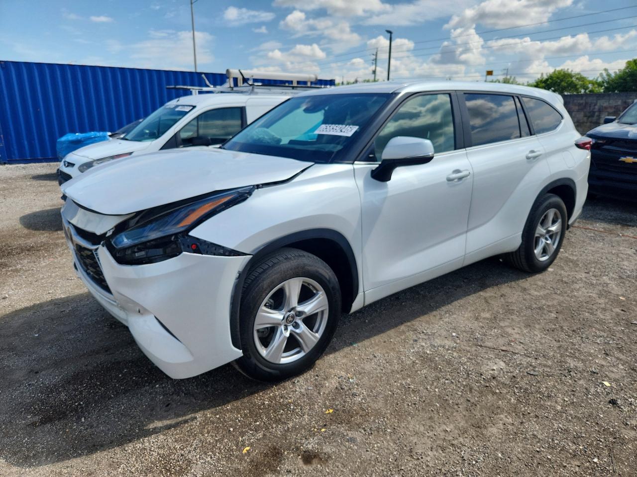 2025 Toyota Highlander Le - zdjęcie główne