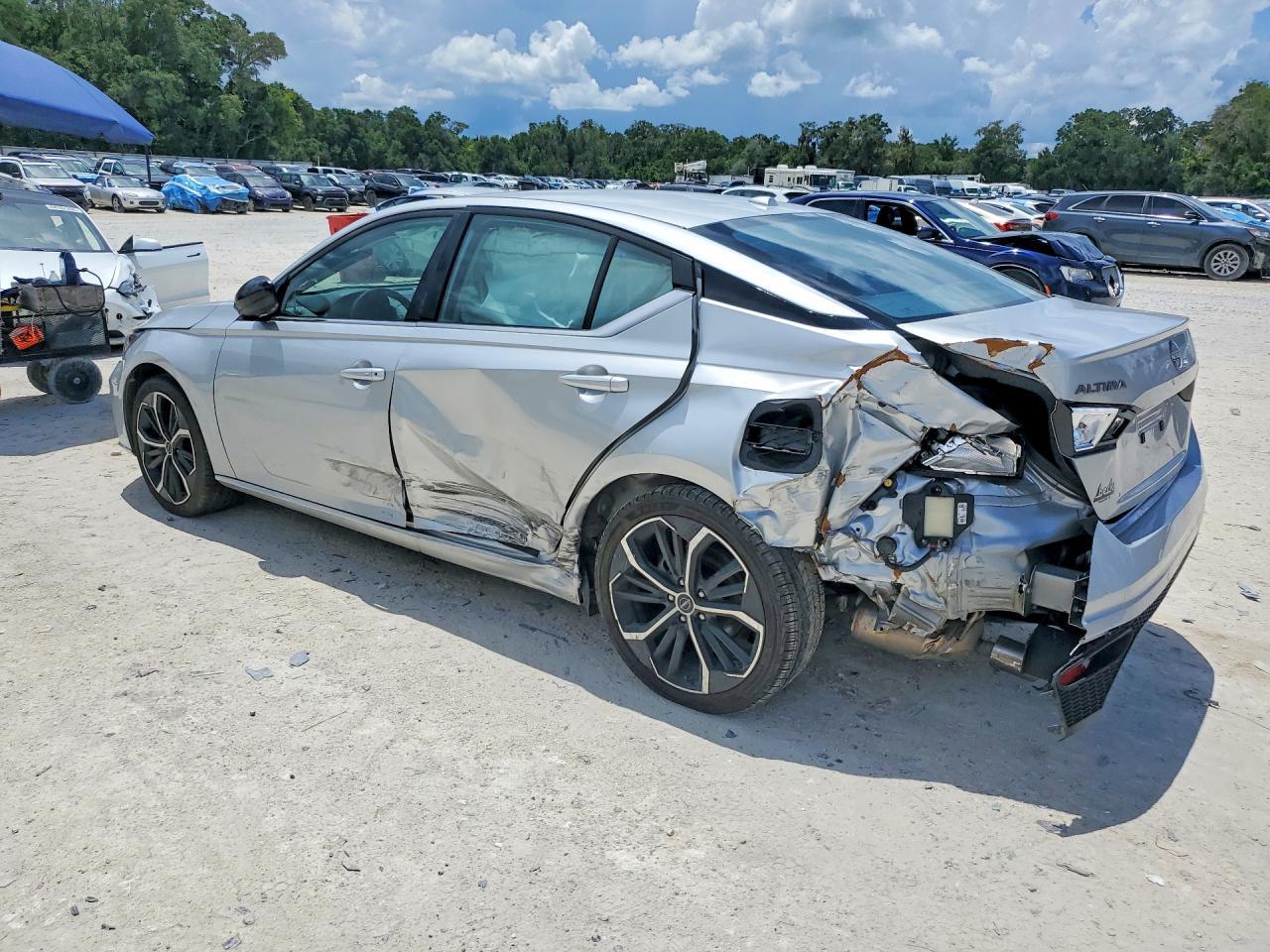 2024 Nissan Altima Sr - zdjęcie 2