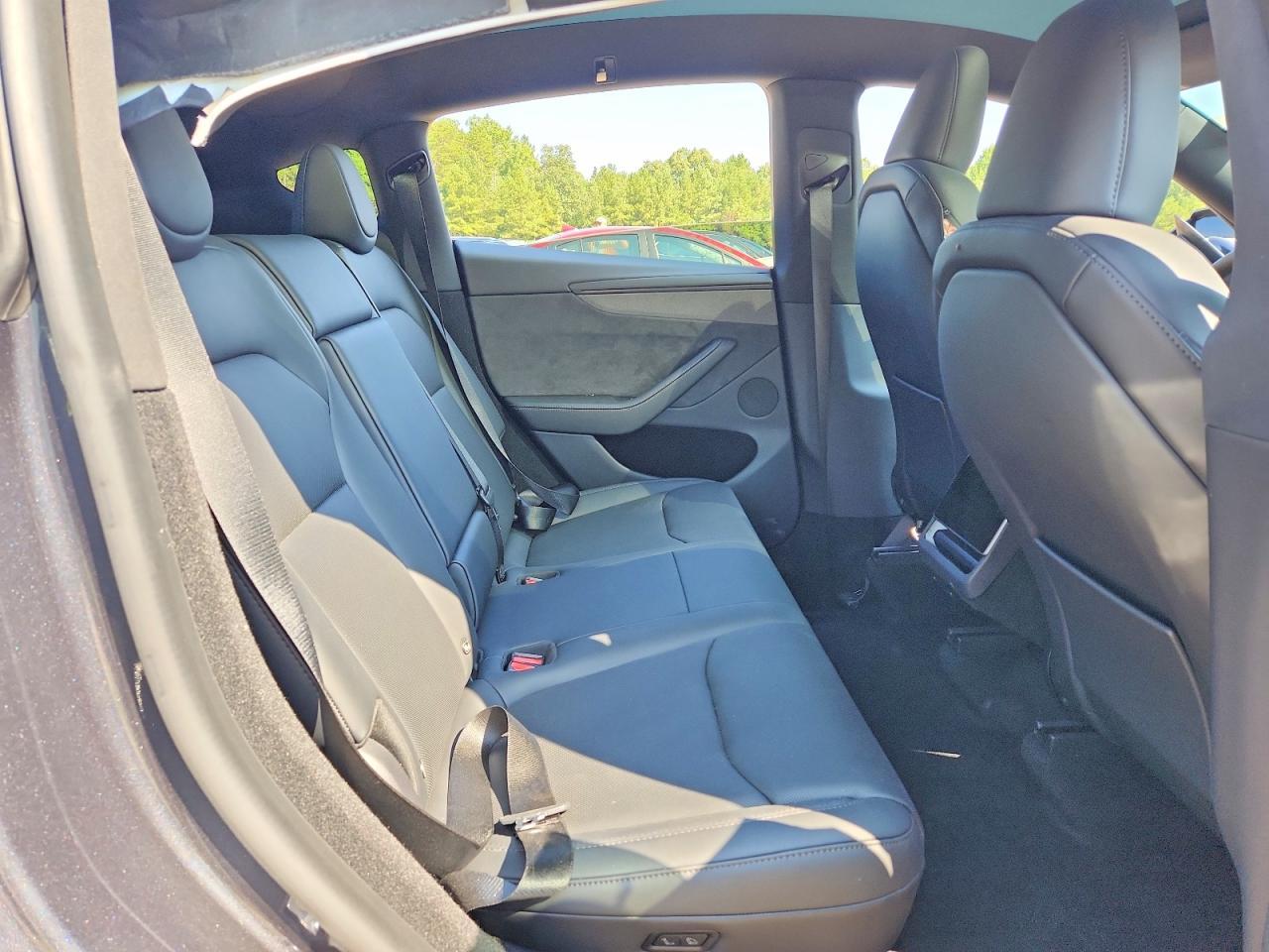 2026 Tesla Model Y - zdjęcie 11