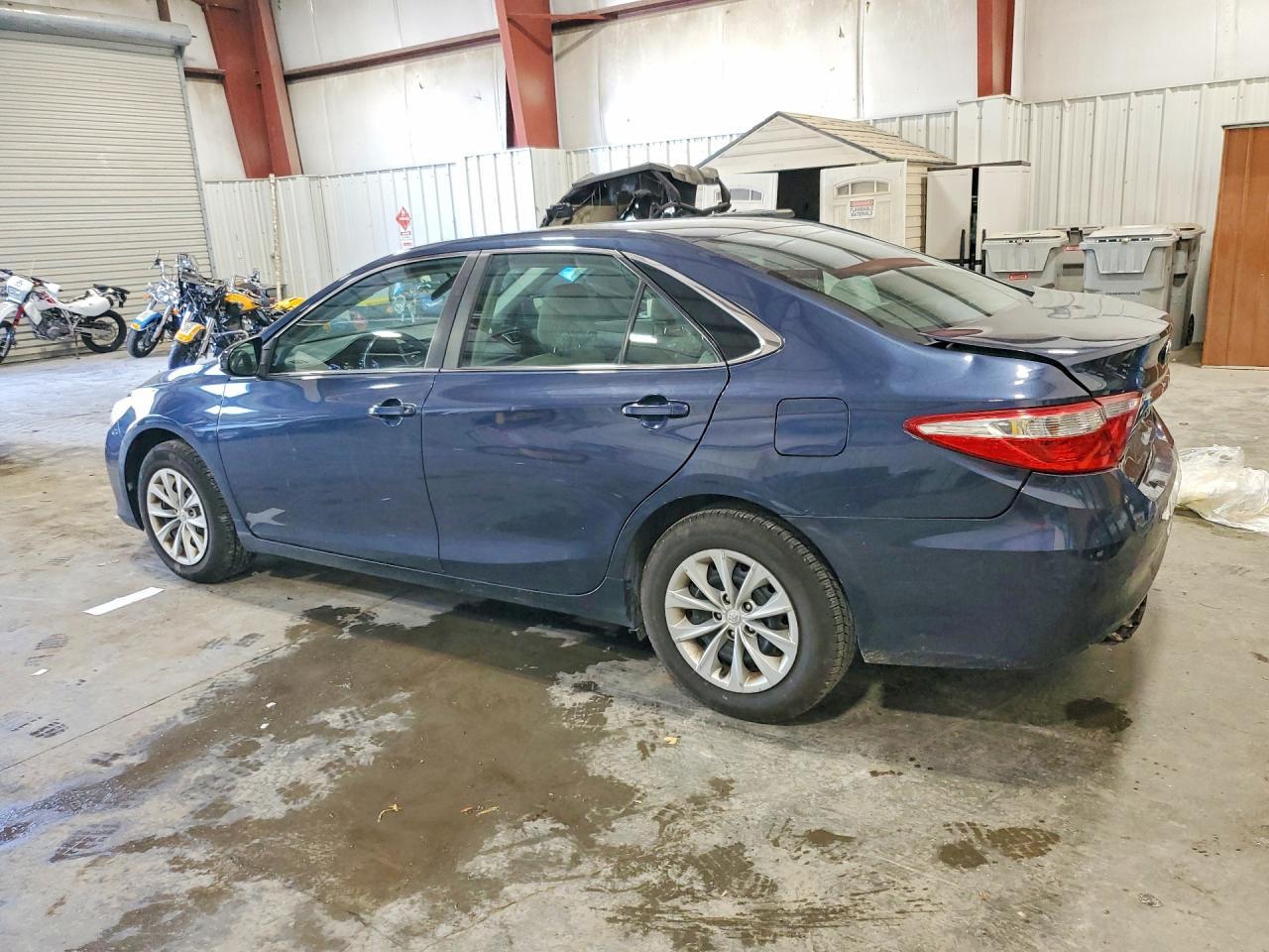 2016 Toyota Camry Le - zdjęcie 2